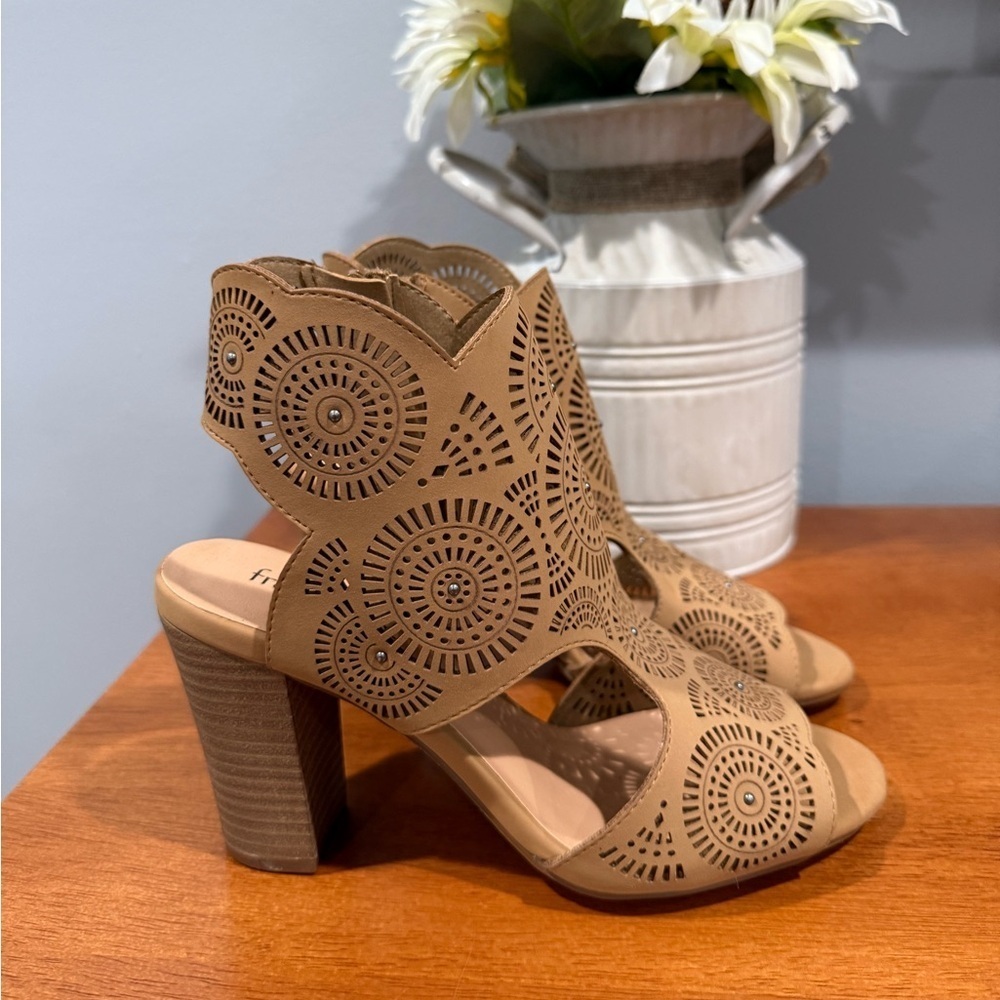FRANCESCAS Bendetti scalloped Women's Tan Block Heel Sandals/size 6